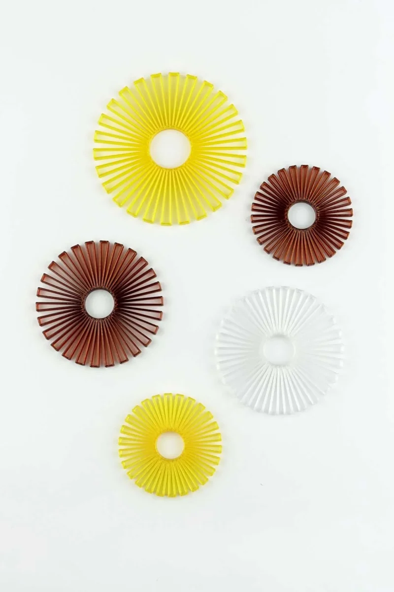 Ornaments - dekorative Aufhänger aus recyceltem Kunststoff - golden yellow /amber brown / snow white – Bild 3