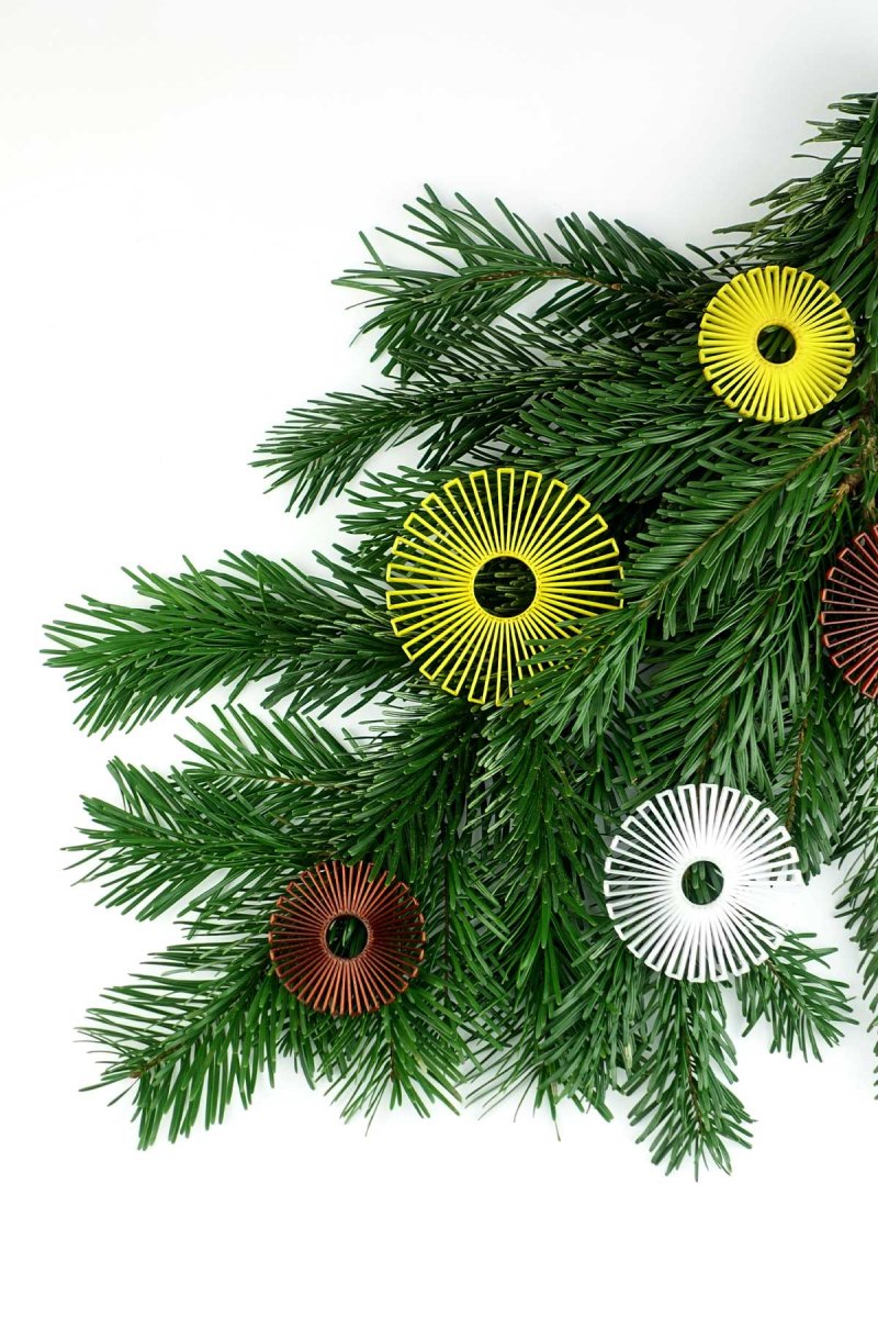 Ornaments - dekorative Aufhänger aus recyceltem Kunststoff - golden yellow /amber brown / snow white – Bild 2