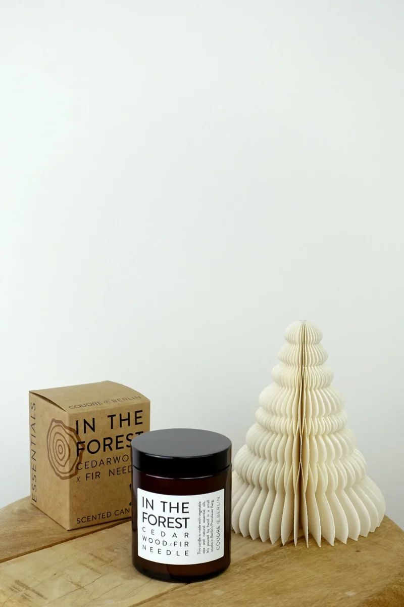IN THE FOREST cedarwood x fir needle/ ESSENTIALS Duftkerze – Bild 4