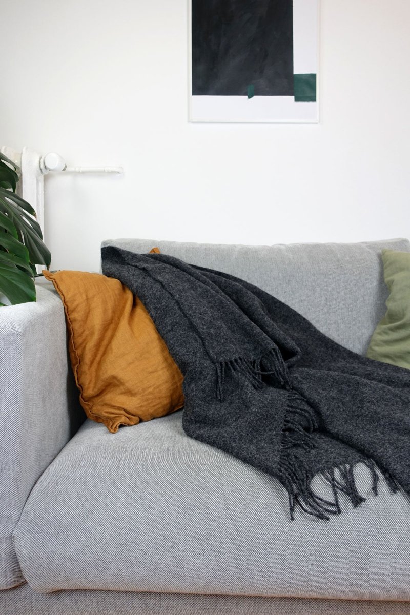 Wolldecke / Kuscheldecke mono anthracite melange – Bild 3