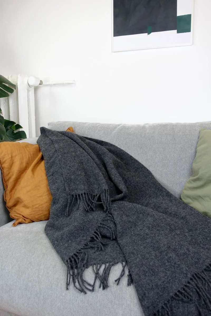 Wolldecke / Kuscheldecke mono anthracite melange – Bild 4